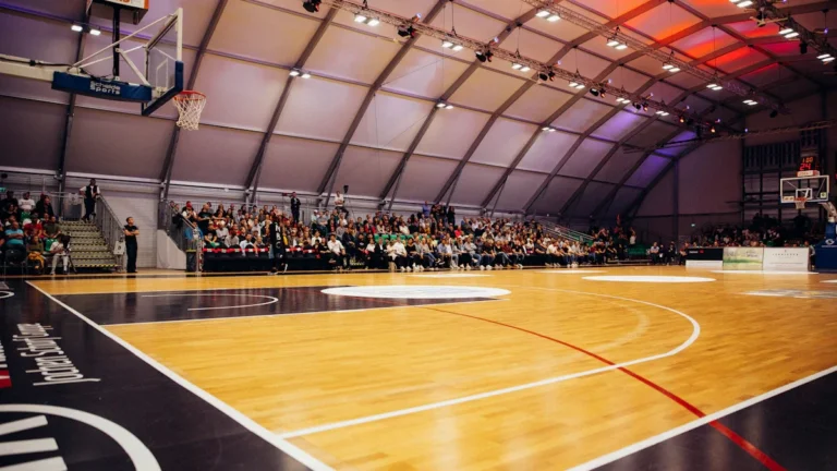 Un gymnase de basket-ball rempli de spectateurs lors d'un événement du CEST à Tours.