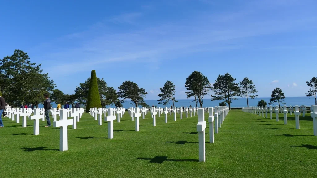 Le cimetière militaire américain de Normandie avec ses croix blanches sur une pelouse verte.