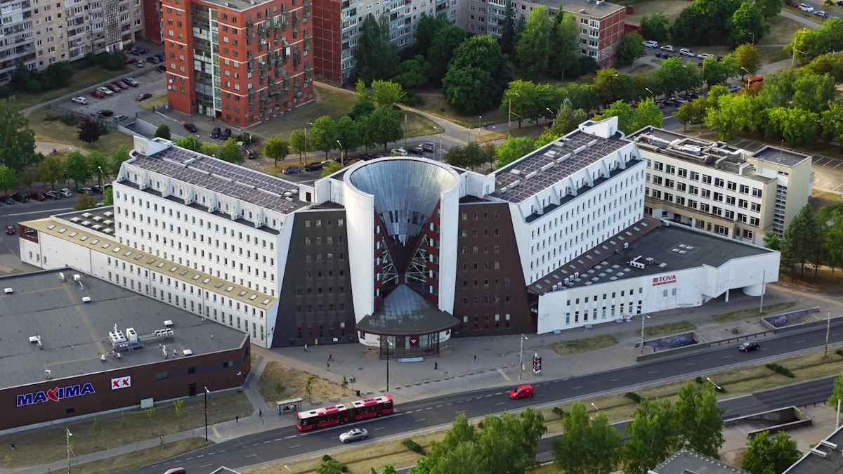 Vue aérienne d'un édifice moderne à l'architecture circulaire dans un quartier résidentiel de Vilnius.