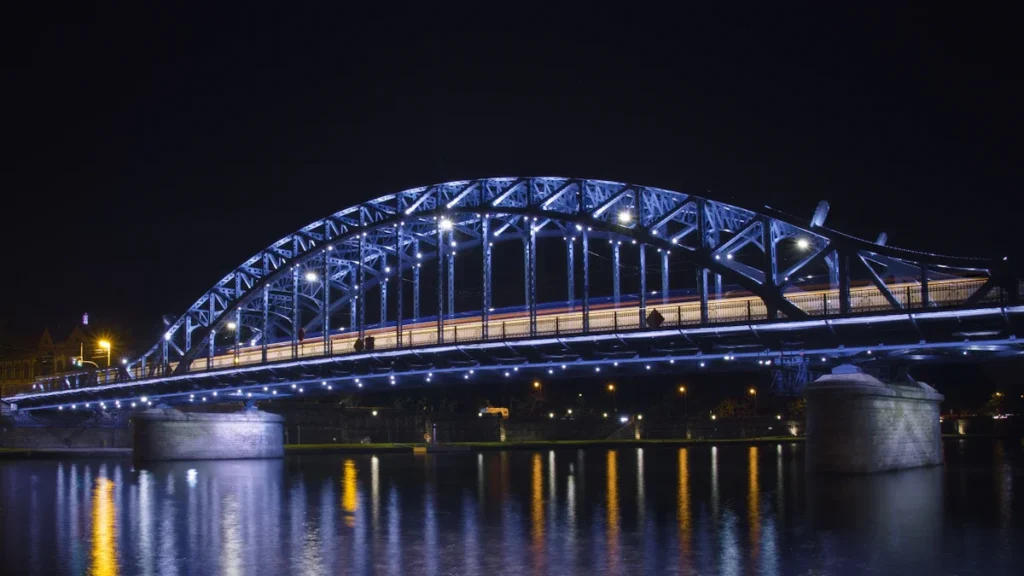 Angers : le pont des Arts-et-Métiers et l'avenue Jeanne d'Arc s'illuminent en bleu