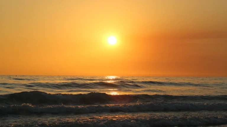 Un soleil éclatant se reflète sur les vagues de la Méditerranée lors d'un coucher de soleil.