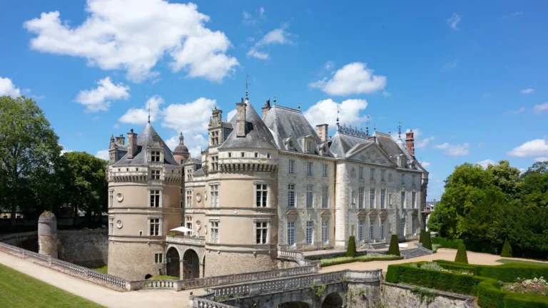 Vue aérienne du somptueux Château du Lude niché dans la verdure de la vallée de la Loire.