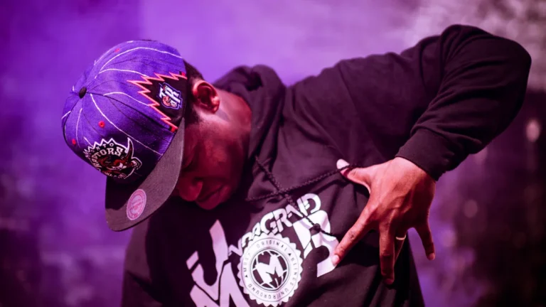 Un danseur de Krump de la Cie Krumpfest exprime sa force et ses émotions à travers la danse urbaine dans une atmosphère sombre et colorée.