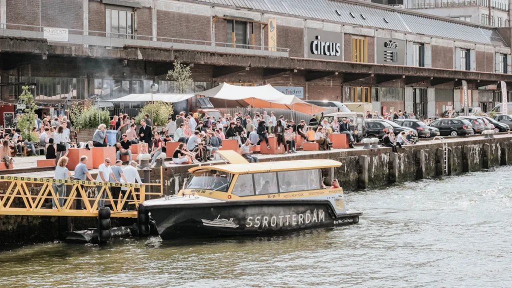 Une navette fluviale jaune et noire accostant sur un quai pour le transport de passagers.