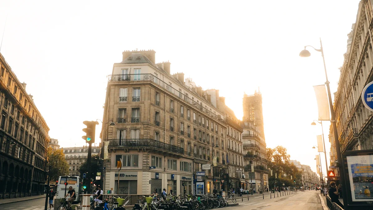 Une rue urbaine ensoleillée avec des bâtiments classiques français et des vélos stationnés au premier plan.