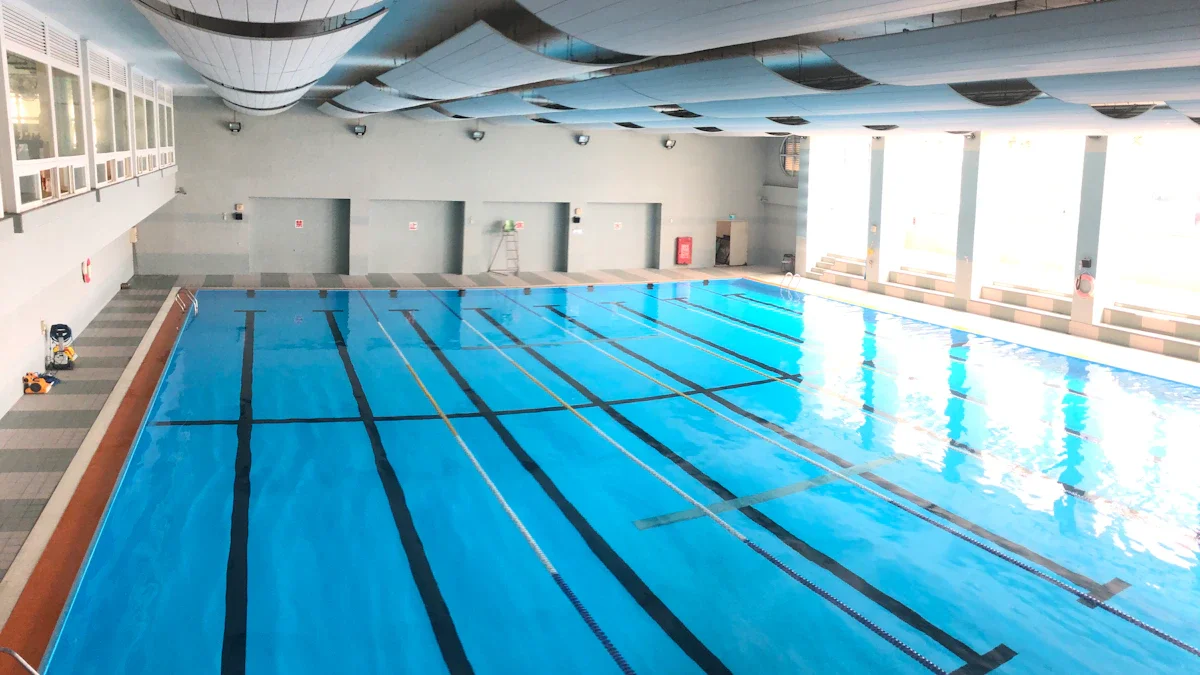 Une vue d'ensemble d'une piscine intérieure municipale avec des lignes de nage et une eau bleue.