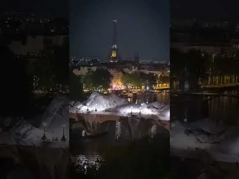 Le Pont-Neuf à Paris devient une grotte géante signée JR