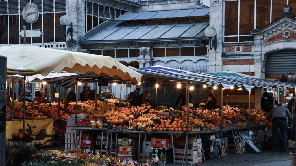 Étal de fruits et légumes frais devant les Halles de Tours, illustrant la gastronomie locale.