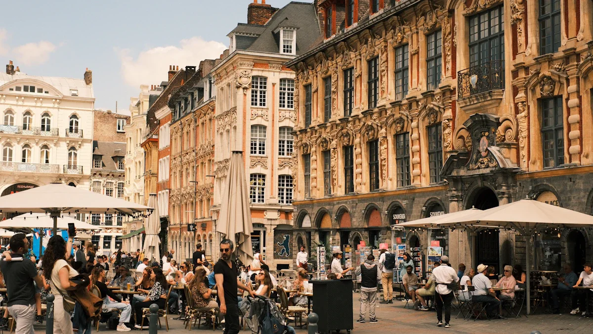 Terrasses de cafés bondées sur la Grand Place de Lille devant la Vieille Bourse sous le soleil.