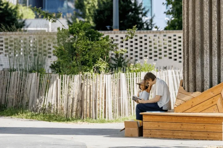 Lille transforme ses cours d'écoles en oasis de fraîcheur gratuites