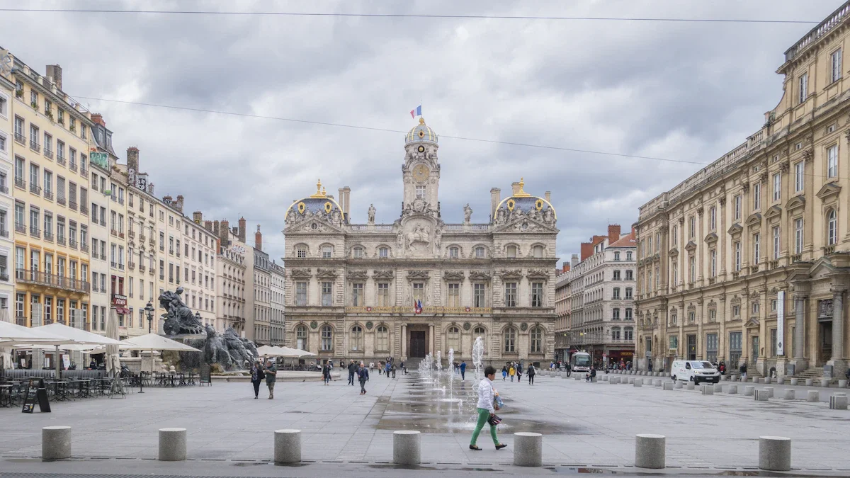Façade majestueuse de l'Hôtel de Ville de Lyon sur la place des Terreaux par temps clair.