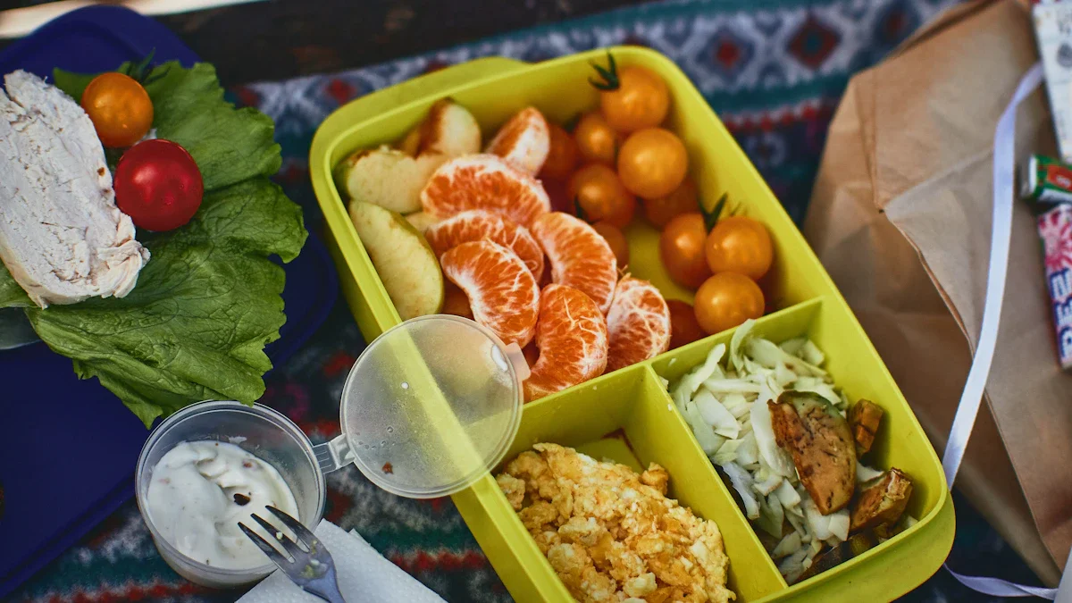 Un plateau repas coloré composé de fruits frais, de tomates cerises, d'œufs et de crudités.