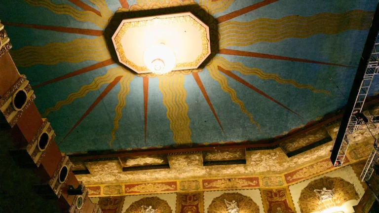 Plafond orné d'un théâtre historique avec des motifs peints et des dorures