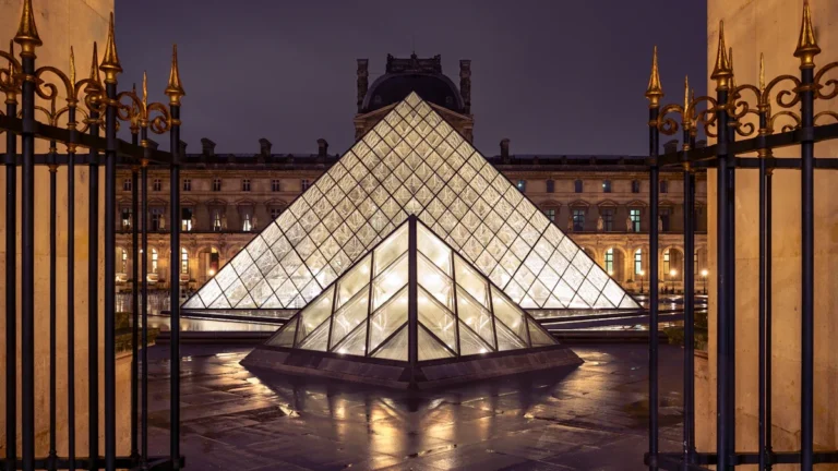 La pyramide du Louvre et le palais illuminés pour la Nuit des musées en France.