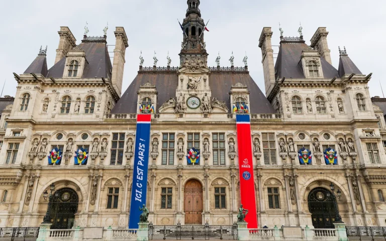 Façade de l'Hôtel de Ville de Paris avec bannières aux couleurs du PSG.