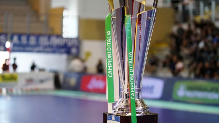 Un trophée de vainqueur argenté aux formes modernes, symbolisant la réussite sportive et la compétition.