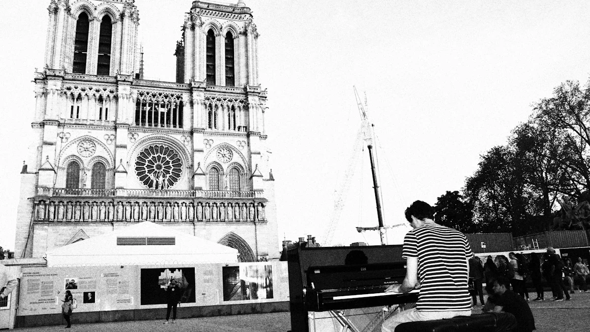 Un pianiste joue sur une place publique française devant la façade d'une grande cathédrale.