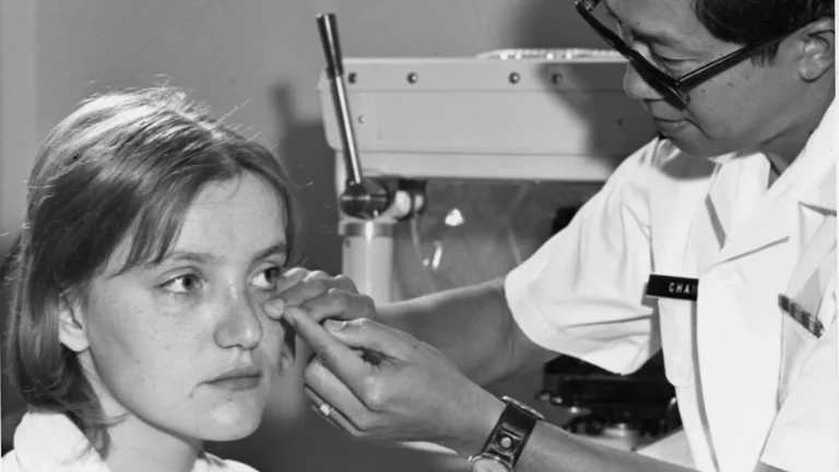 Examen dermatologique de grains de beauté avec une loupe pour le dépistage à Saint-Paul