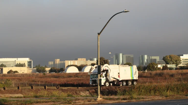 Un camion de collecte de déchets en circulation, illustrant les services de recyclage à Aix-en-Provence.