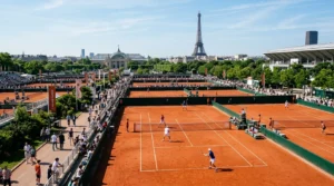 Vue aérienne des courts de terre battue à Roland-Garros avec la Tour Eiffel en arrière-plan.