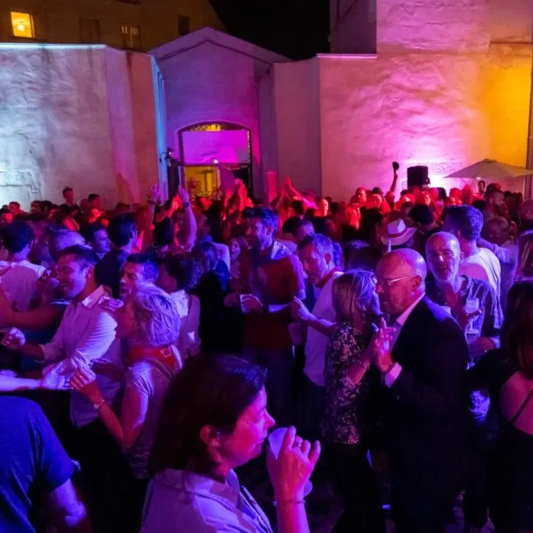 Sélection de bodegas nîmoises pour savourer la Feria entre amis
