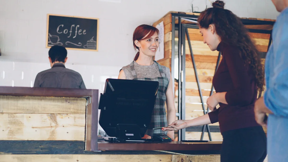 Une cliente règle ses achats avec son téléphone dans un café moderne et accueillant.