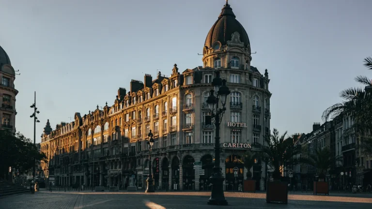 Façade majestueuse de l'Hôtel Carlton à Lille, emblème de l'architecture locale sous un ciel clair.
