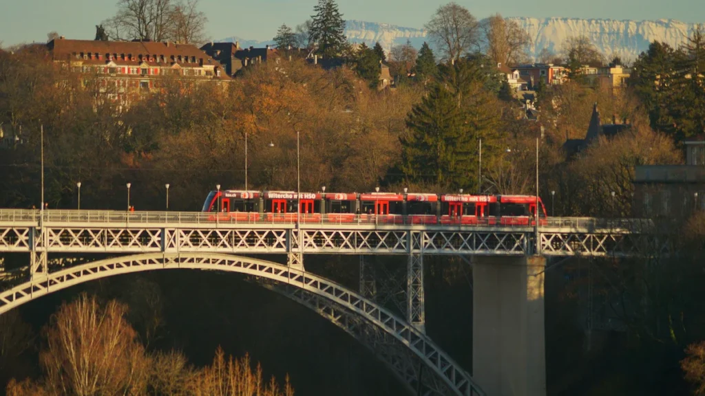 Un tramway circulant sur un pont, illustrant la mobilité transfrontalière entre Strasbourg et Kehl.