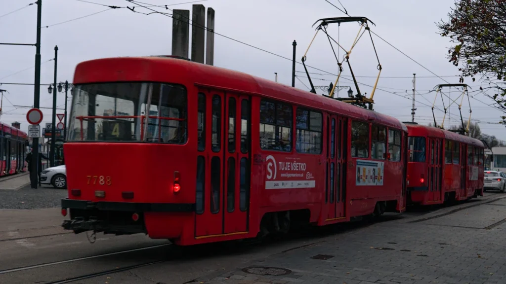 Un tramway circulant en milieu urbain, illustrant le développement des transports entre Strasbourg et Kehl.