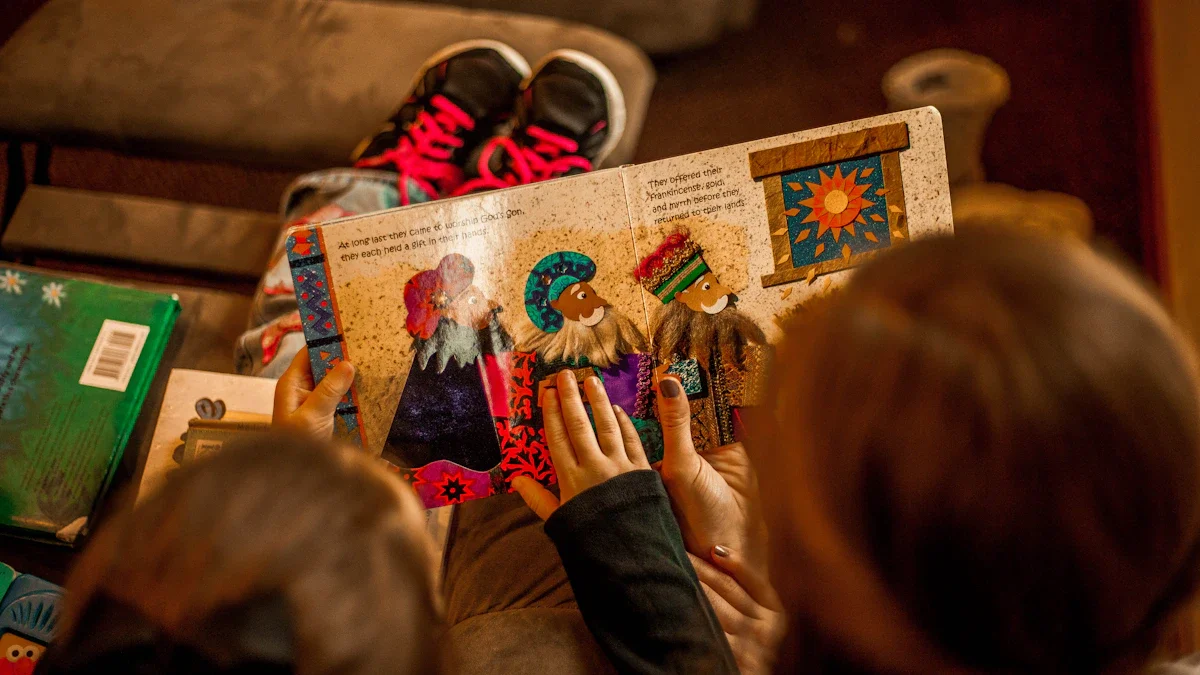 Vue de dessus de deux enfants lisant ensemble un album illustré aux pages colorées.