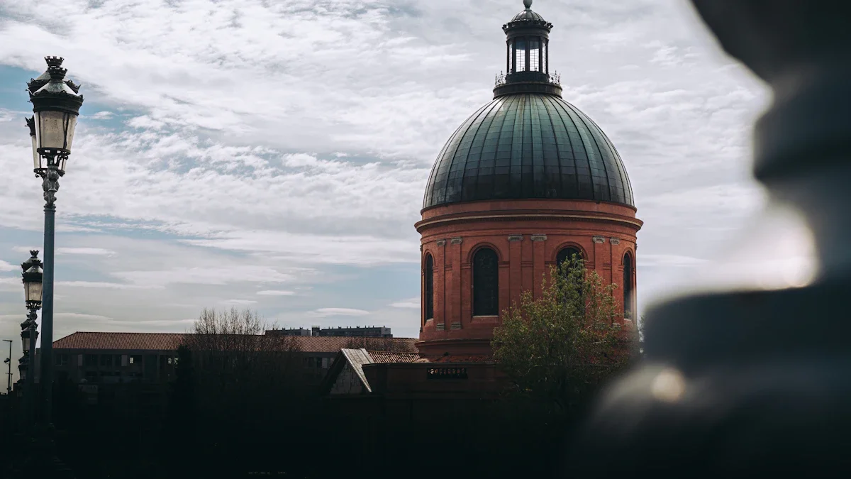Le dôme emblématique de l'hôpital de la Grave à Toulouse avec un lampadaire de rue.