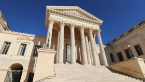 Vue extérieure de la façade monumentale avec colonnes du Palais de Justice de Toulouse.