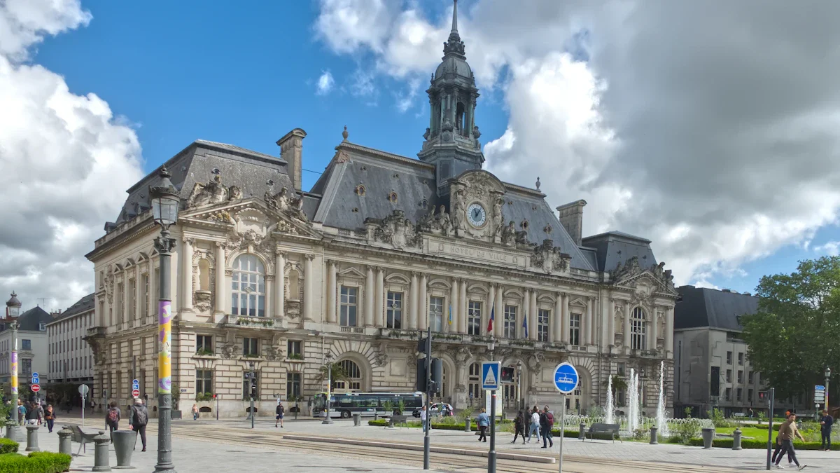 Façade de l'Hôtel de Ville de Tours sur la place Jean Jaurès.