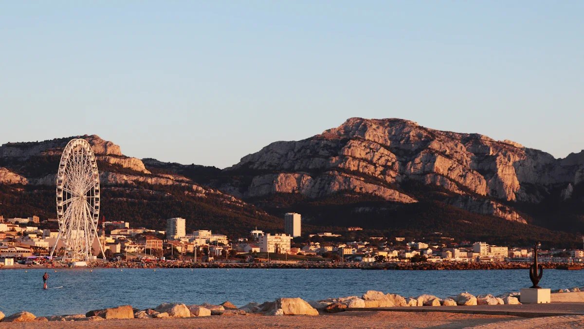La grande roue de l'Escale Borély à Marseille devant les montagnes au bord de mer.