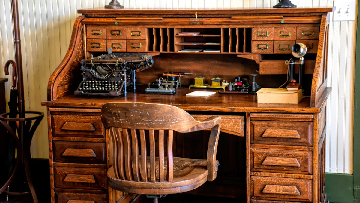 Bureau vintage en bois avec machine à écrire ancienne et chaise de style traditionnel.
