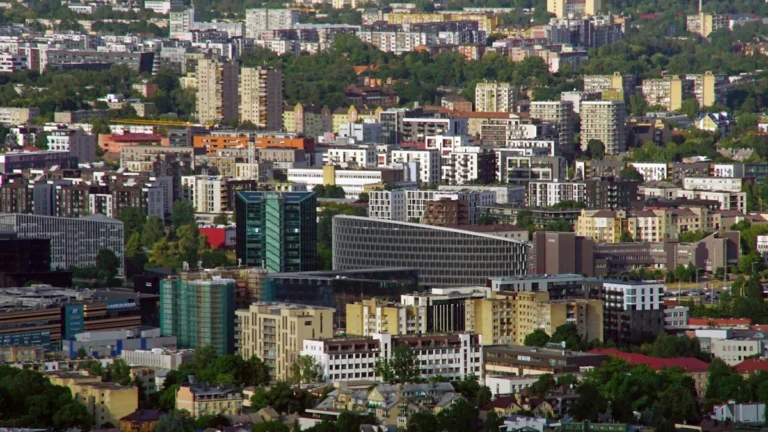 Vue aérienne panoramique de la ville de Vilnius avec ses gratte-ciel modernes au coucher du soleil.