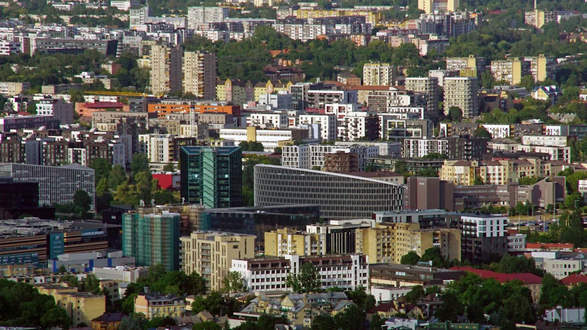 Vue aérienne panoramique de la ville de Vilnius avec ses gratte-ciel modernes au coucher du soleil.