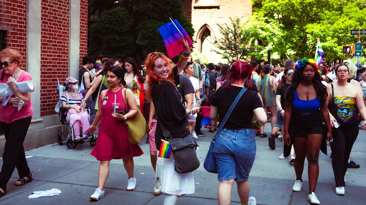 Une foule de manifestants défile avec des drapeaux colorés lors de la Marche des Fiertés, symbolisant 20 ans d'engagement.