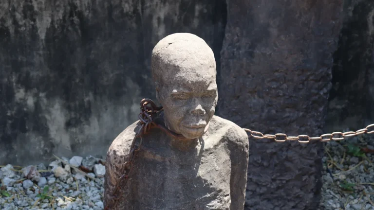Sculpture d'un homme enchaîné symbolisant la mémoire de l'esclavage.