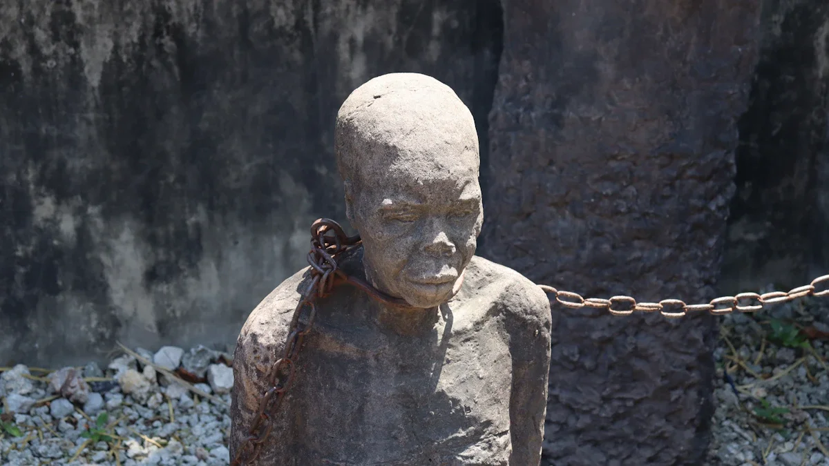Sculpture d'un homme enchaîné symbolisant la mémoire de l'esclavage.