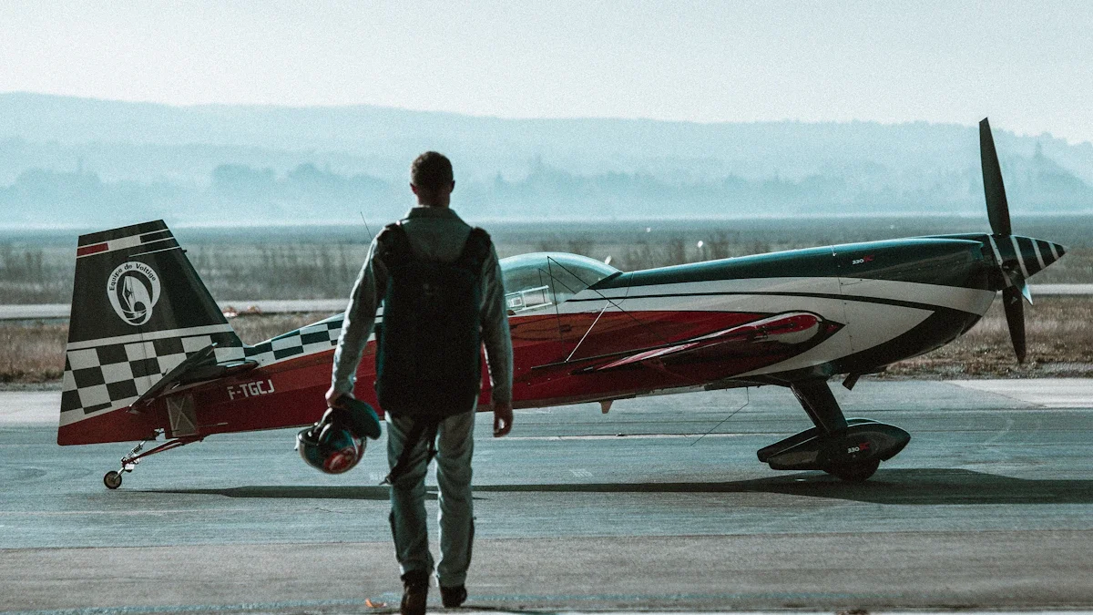 Un pilote marchant vers son avion de voltige de l'équipe de France sur le tarmac du plateau de l'Arbois.
