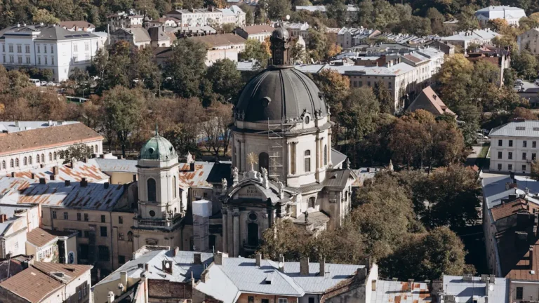 Vue aérienne d'une ville historique européenne avec des bâtiments et une église.