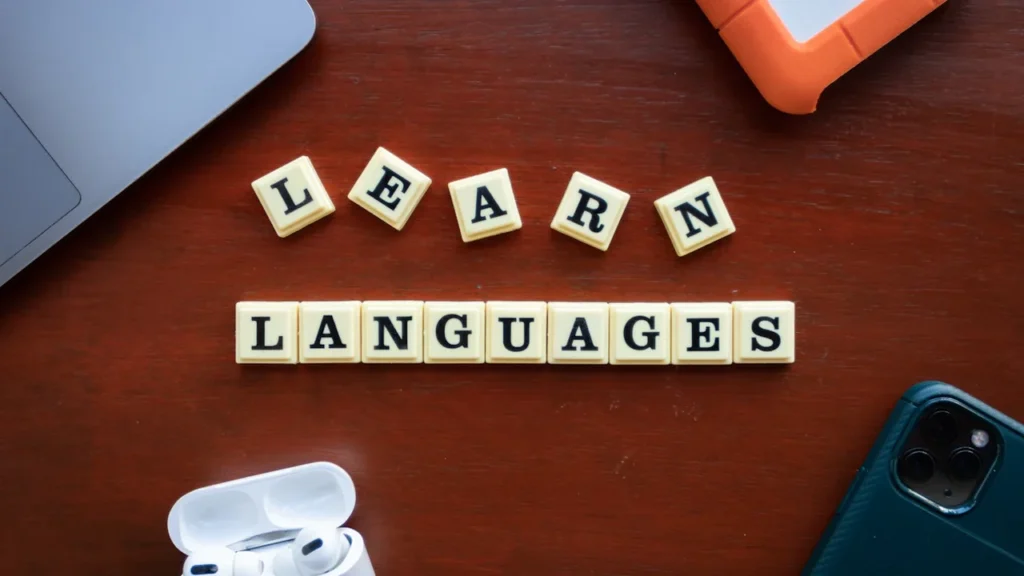 Mots formés avec des lettres de Scrabble pour apprendre les langues étrangères.