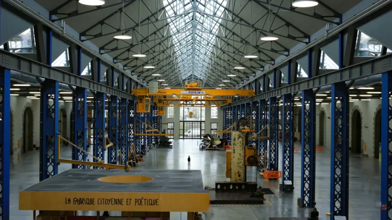 Vue intérieure d'un vaste hall industriel réhabilité à Brest pour des projets citoyens.