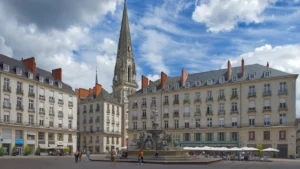 Vue emblématique de la Place Royale à Nantes et son architecture classique historique.
