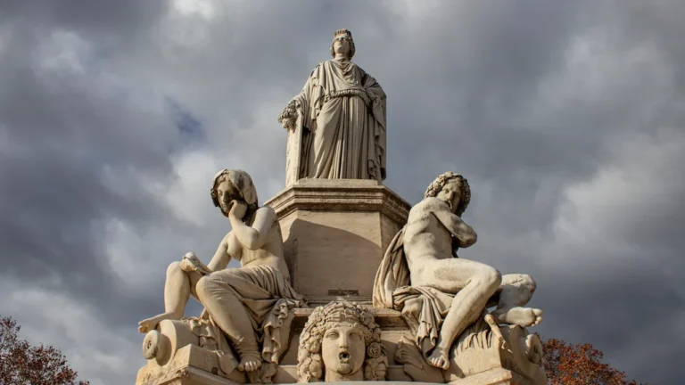 La célèbre fontaine Pradier située au cœur de la ville de Nîmes en France.
