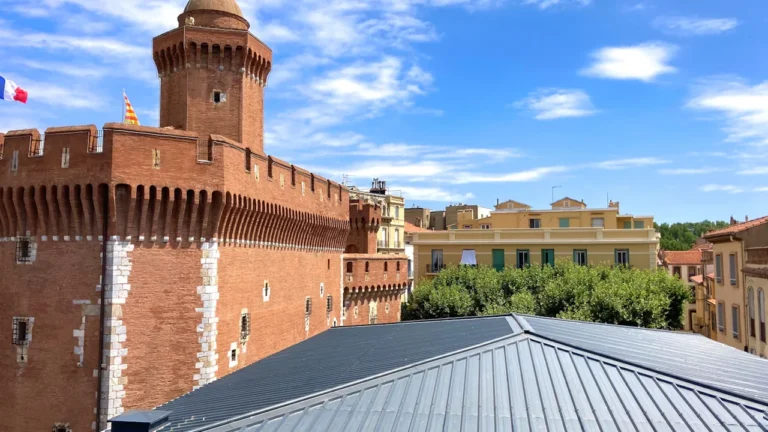 Vue panoramique sur le toit du Palais des Rois de Majorque à Perpignan.