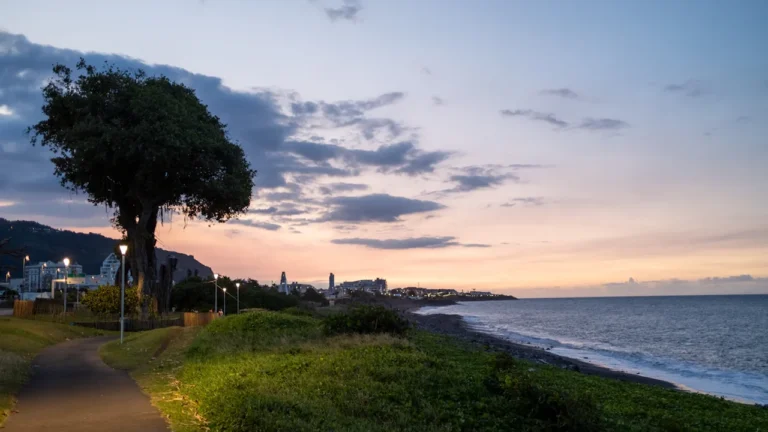 Chemin côtier paisible au coucher du soleil à Saint-Denis, La Réunion, vue panoramique.