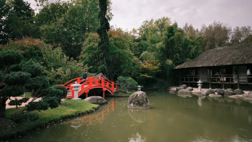 Le Jardin Japonais de Toulouse avec son pont rouge emblématique sur l'étang.
