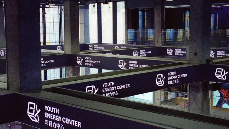 Intérieur moderne avec signalétique pour un centre d'accueil pour la jeunesse.
